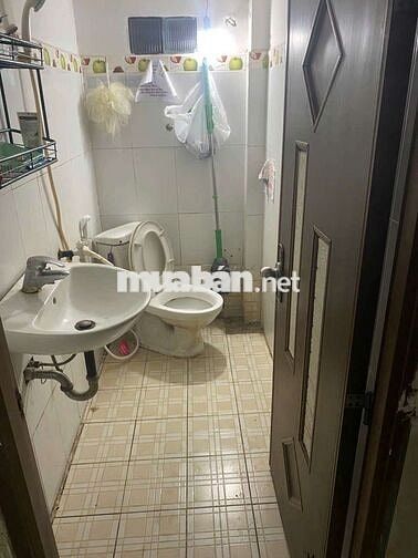 nhà nguyên căn còn 1 phòng ban công phù hợp 2 người ở giờ giấc tự do