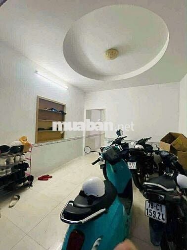 nhà nguyên căn còn 1 phòng ban công phù hợp 2 người ở giờ giấc tự do