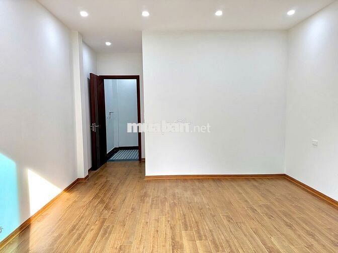 📢📢📢Nhà 40m2 x 5 Tầng Ô Tô Nhỏ Đỗ Cửa Gần Hồ Sen – Long Biên - 6.x tỷ