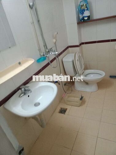 Cho thuê phòng ở tầng ba nhà bốn tầng. Phòng nội thất đầy đủ, wc riêng
