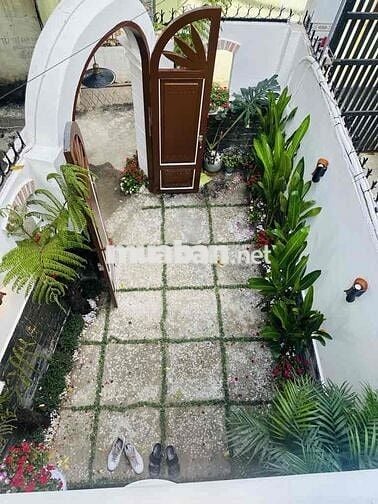 NHÀ SÂN VƯỜN. NHỈNH 4 TỶ. HXH TRƯỚC CỬA. LÔ GÓC THOÁNG MÁT. GẤP BÁN