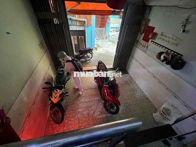 còn dư 2 phòng cho 2 đến 3 ng ở