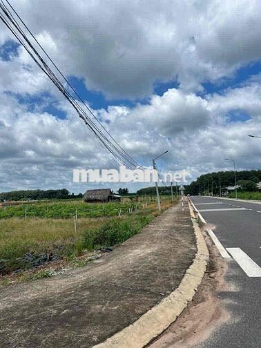 chủ cần tiền bán gấp lô đất cách QL13 100m
