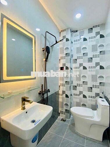 Cô chú lớn tuổi cần bán nhanh căn nhà.1ty070 SHR