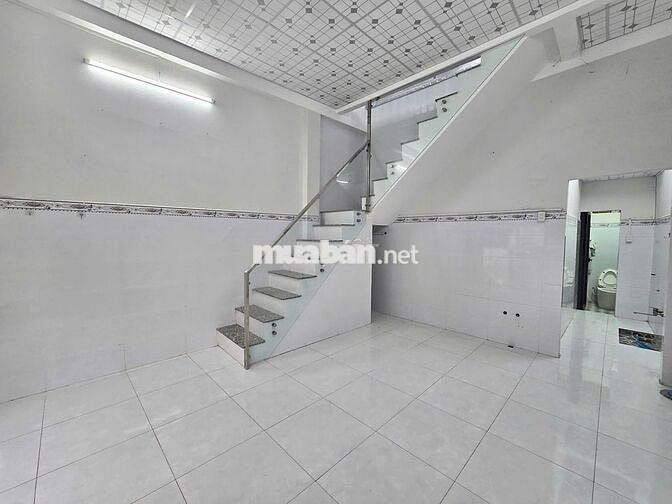 Nhà trệt lầu trống suốt trục chính hẻm đường Trần Hưng Đạo chỉ 5 triệu