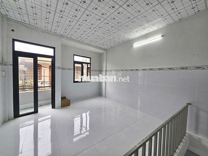 Nhà trệt lầu trống suốt trục chính hẻm đường Trần Hưng Đạo chỉ 5 triệu