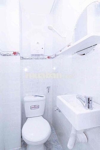CHO THUÊ NHÀ NGUYÊN CĂN HẺM Ô TOI 1 TRỆT 2 LẦU SÁT BÊN QUẬN 1