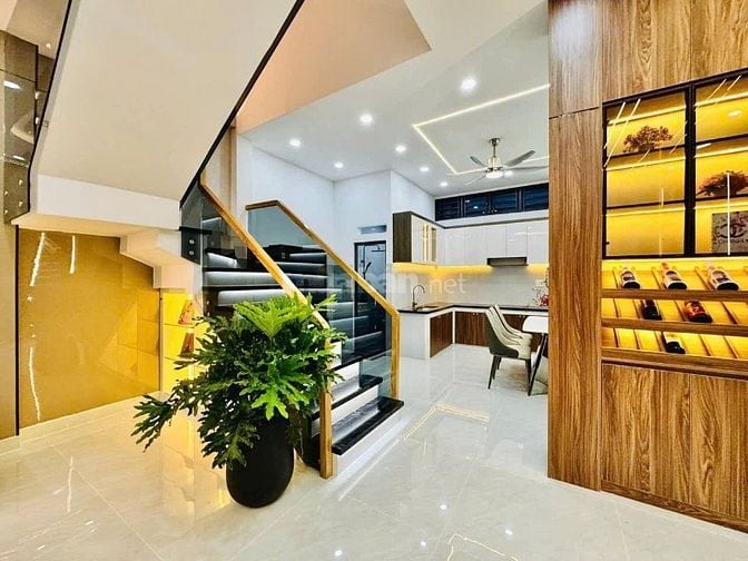 Nhà đẹp Lạc Long Quân, Tân Bình, 61m2, 3 tầng đẹp, hơn 3 tỷ