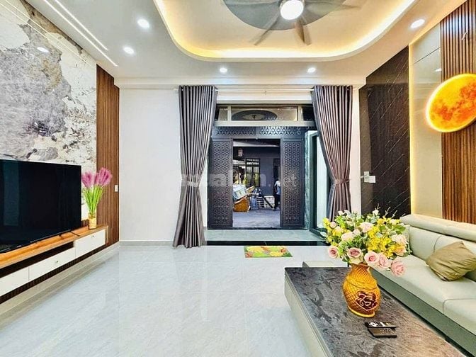 Nhà đẹp Lạc Long Quân, Tân Bình, 61m2, 3 tầng đẹp, hơn 3 tỷ