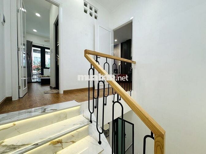 Bán nhà hẻm 3 gác khu Phan Xích Long ngang 6m 3PN căn góc sẵn nội thất