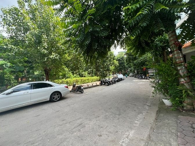 CHO THUÊ 3 TẦNG NHÀ MẶT TIỀN VƯỜN HOA TRẦN QUANG DIỆU, ĐỐNG ĐA, HÀ NỘI