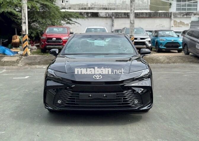 Toyota Camry 2.5 HEV TOP 2025 siêu lướt 4.000 km