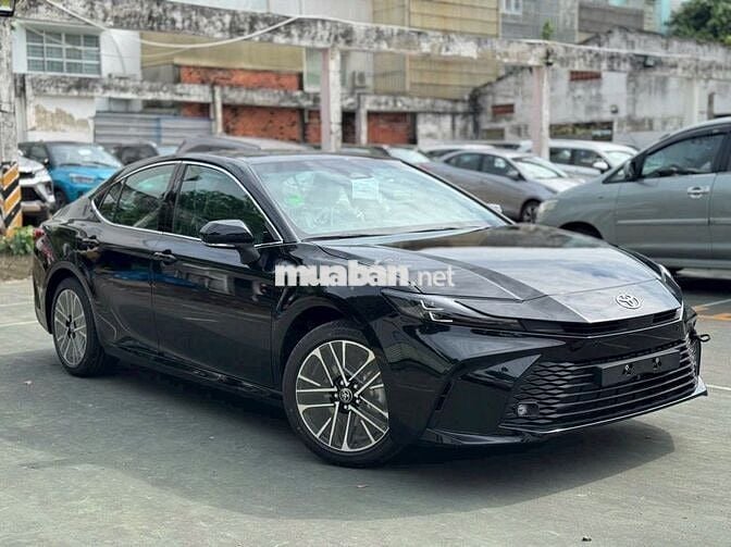 Toyota Camry 2.5 HEV TOP 2025 siêu lướt 4.000 km