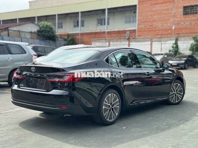 Toyota Camry 2.5 HEV TOP 2025 siêu lướt 4.000 km