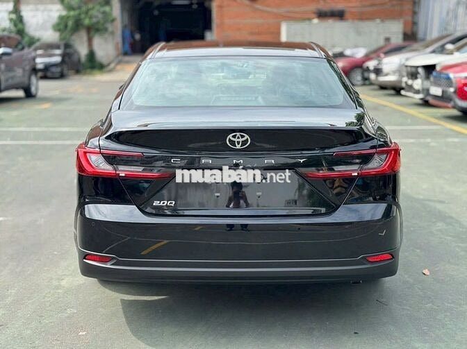 Toyota Camry 2.5 HEV TOP 2025 siêu lướt 4.000 km