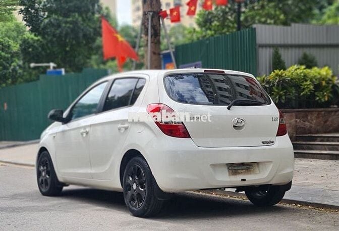 Hyundai i20 2011 1.4 AT - 100000 km