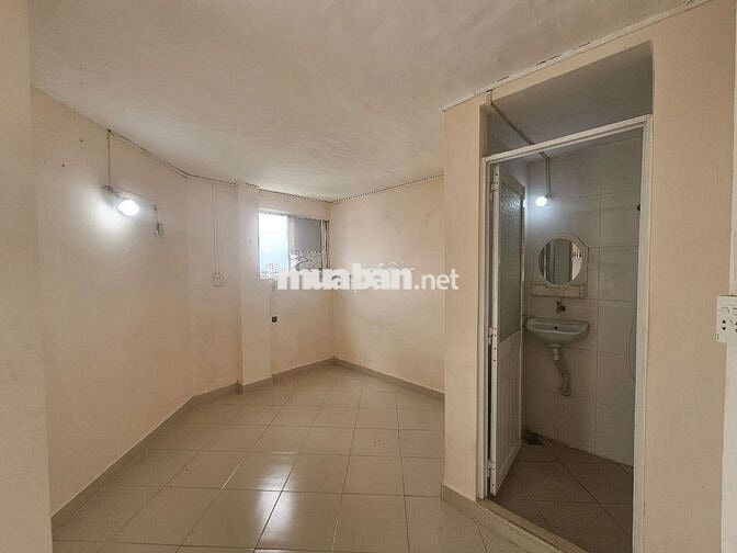 Phòng ban công riêng giá rẻ thang máy ngay vòng xoay Lê Đại Hành