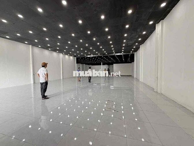 Cho thuê mặt bằng ngay ngã 4 gần đèn xanh 11x30 đường Phạm Ngọc Thạch