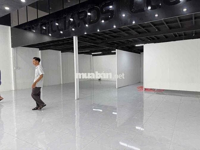 Cho thuê mặt bằng ngay ngã 4 gần đèn xanh 11x30 đường Phạm Ngọc Thạch