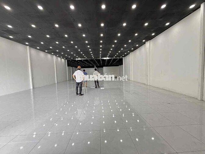 Cho thuê mặt bằng ngay ngã 4 gần đèn xanh 11x30 đường Phạm Ngọc Thạch