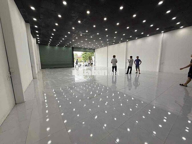 Cho thuê mặt bằng ngay ngã 4 gần đèn xanh 11x30 đường Phạm Ngọc Thạch