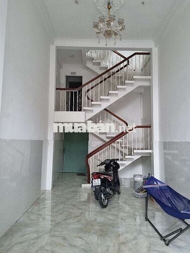 Cần bán nhà bàu cát 8. Nhà mới sơn sửa vô ở liền