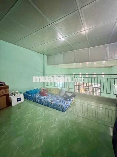 Nhà rộng 2 tầng ở ngay, gần Hồ Bơi Tây Thạnh.