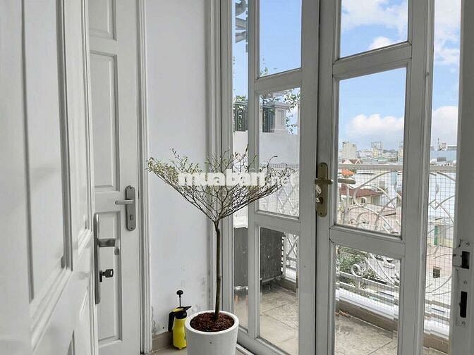 CĂN HỘ 1 PHÒNG NGỦ BAN CÔNG NGAY CHỢ BÀ CHIỂU GẦN CẦU BÔNG TIỆN QUA Q1