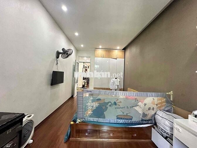 CĂN TẬP THỂ ĐẸP XỊN NGÕ OTO CHẠY VÒNG QUANH