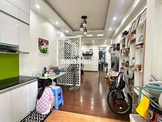 CĂN TẬP THỂ ĐẸP XỊN NGÕ OTO CHẠY VÒNG QUANH