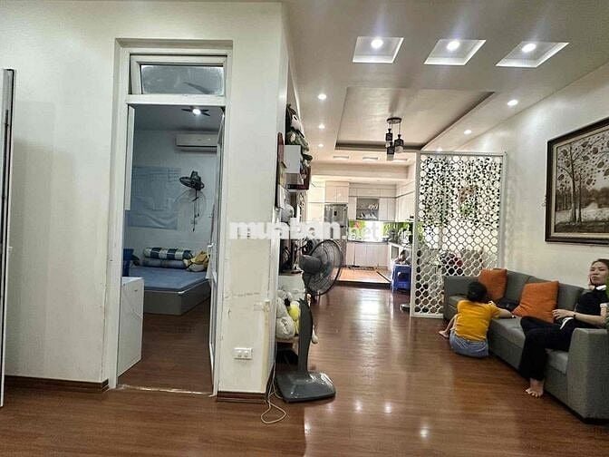CĂN TẬP THỂ ĐẸP XỊN NGÕ OTO CHẠY VÒNG QUANH