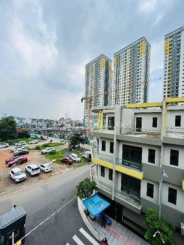 Nhà phố SHR 4 tầng, vừa ở vừa kinh doanh ngay dưới chân 8000 căn hộ