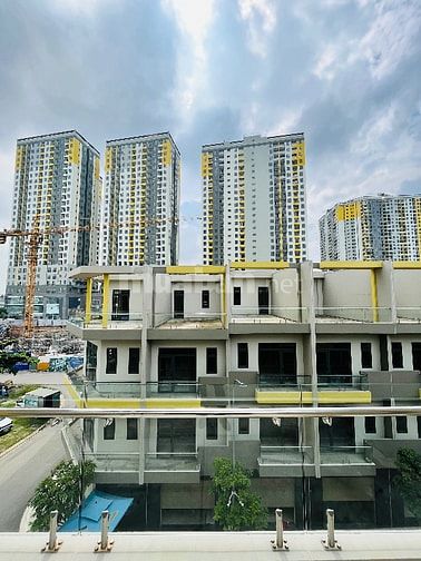 Nhà phố SHR 4 tầng, vừa ở vừa kinh doanh ngay dưới chân 8000 căn hộ