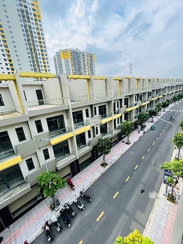 Nhà phố SHR 4 tầng, vừa ở vừa kinh doanh ngay dưới chân 8000 căn hộ