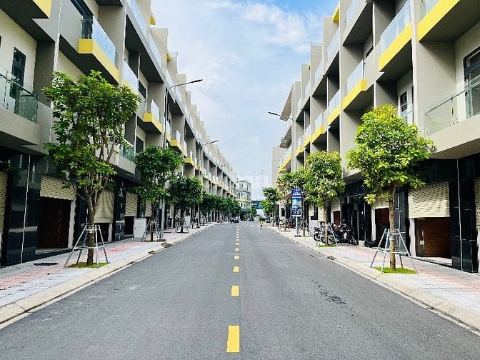 Nhà phố SHR 4 tầng, vừa ở vừa kinh doanh ngay dưới chân 8000 căn hộ