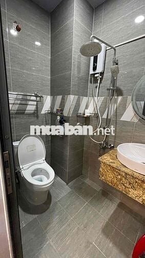 CHO THUÊ CHDV 2PN CỬA SỔ LỚN CAO CẤP- THANG MÁY NGAY BÙI VIỆN QUẬN 1