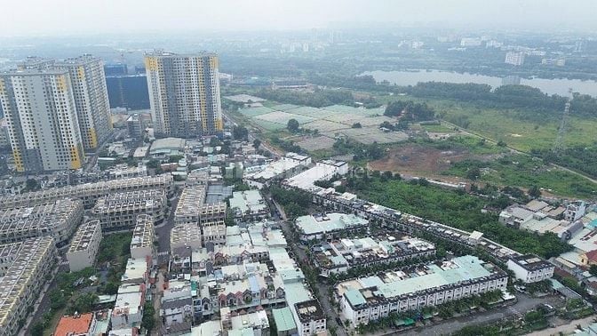 Nhà phố SHR 4 tầng, vừa ở vừa kinh doanh ngay dưới chân 8000 căn hộ