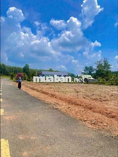nhà em muốn bán miếng đất 200m2 có thổ cư giá 340tr mặt tiền đường