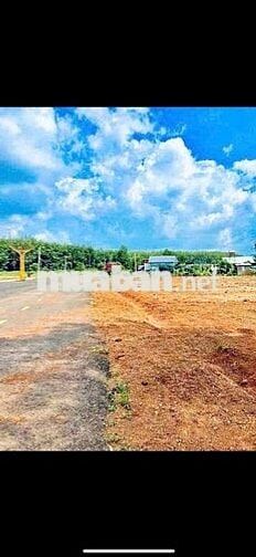 nhà em muốn bán miếng đất 200m2 có thổ cư giá 340tr mặt tiền đường