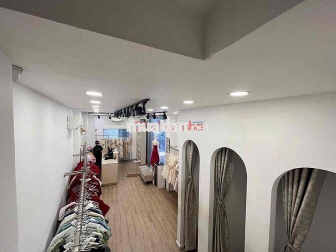 Cho thuê nhà Hẻm Xe Hơi 4x16 Trệt 2 lầu Sân Thượng , Q3