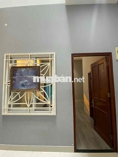 CHO THUÊ CĂN HỘ 1 PHÒNG NGỦ – RỘNG 100m² – Trong toà nhà dịch vụ do cô