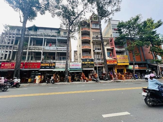Bán Mặt Tiền Huyết Mạch Nguyễn CHí Thanh Q5