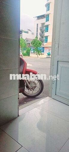 Phòng trệt mặt tiền đầu hẻm ôtô đỗ cửa, 2,5m×4,5m, trần cao, gác rộng