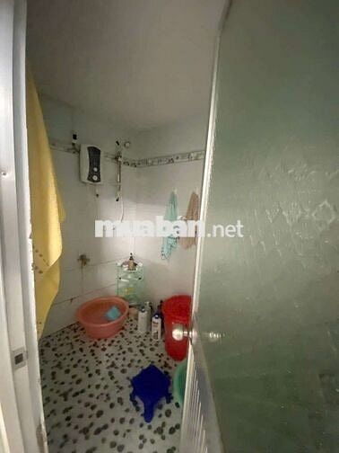 Sang tên nhà gần chợ Đệm, giá 790tr, có sổ riêng.