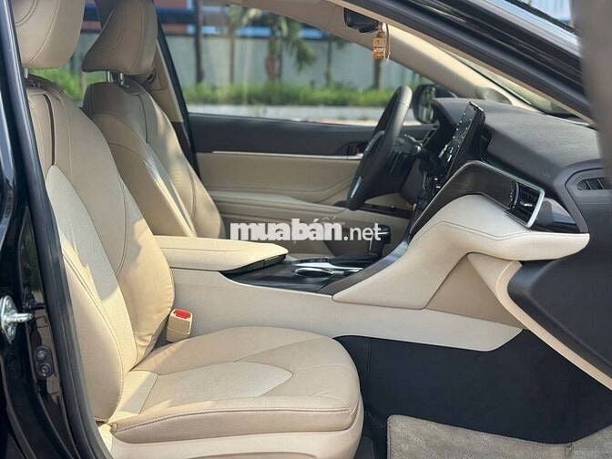 Toyota Camry 2023 2.0Q - 24,000 km. Siêu đẹp.