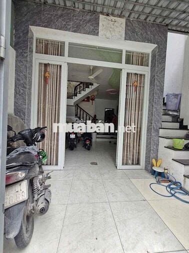 Nhà nguyên căn, hẻm xe hơi đậu trước nhà