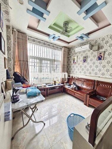 Nhà nguyên căn, hẻm xe hơi đậu trước nhà