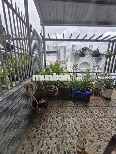 Nhà nguyên căn, hẻm xe hơi đậu trước nhà