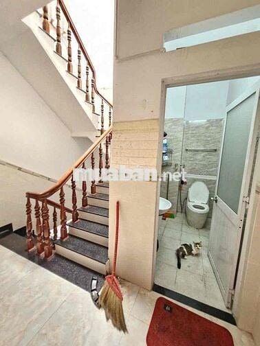 Nhà nguyên căn, hẻm xe hơi đậu trước nhà