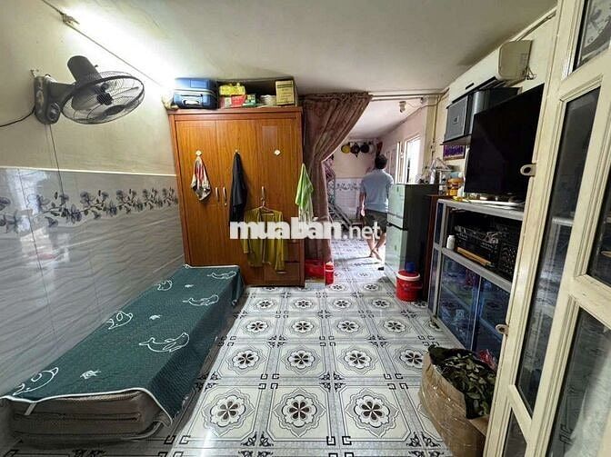 Bán nhà Phạm Văn Chí Quận 6 dt 3,3x8m giá 3,3 tỷ.
